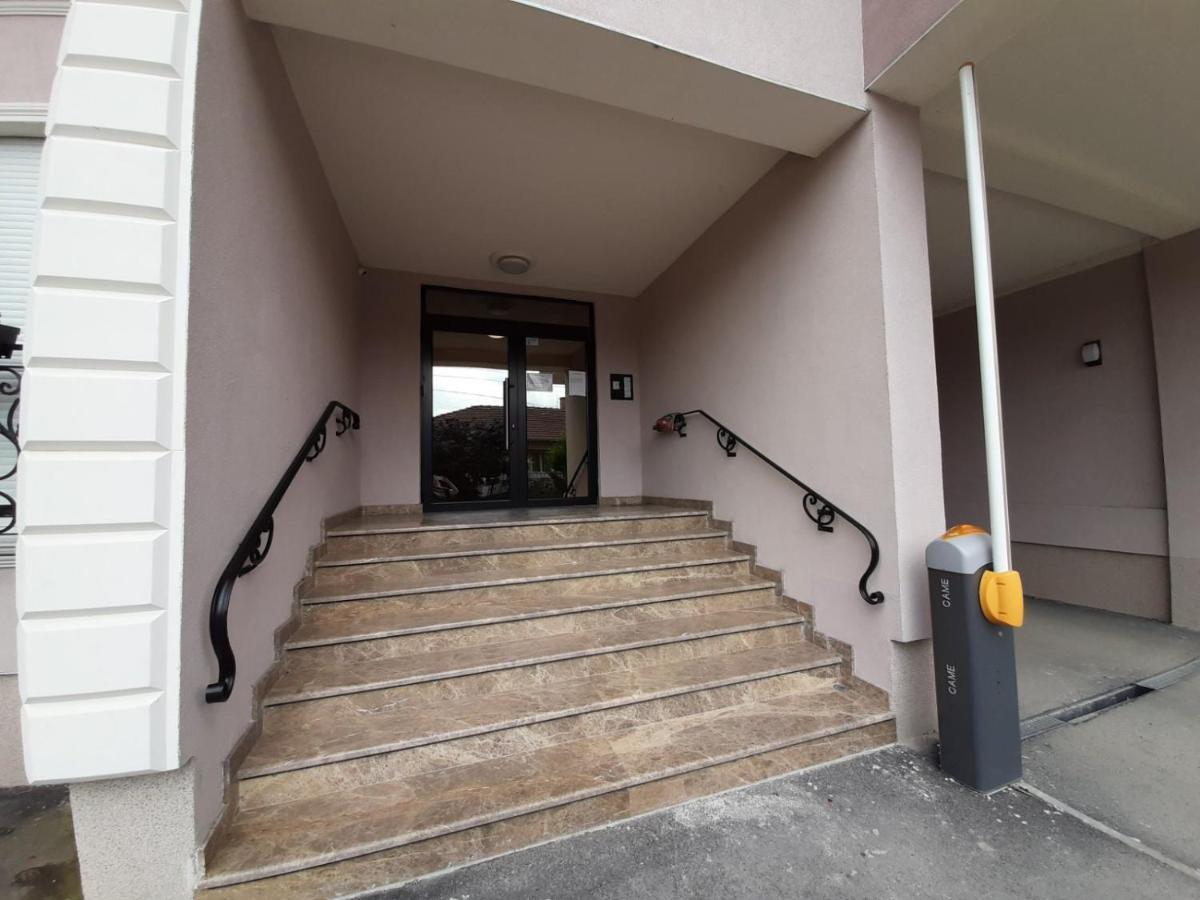 San Appartement Čačak Buitenkant foto